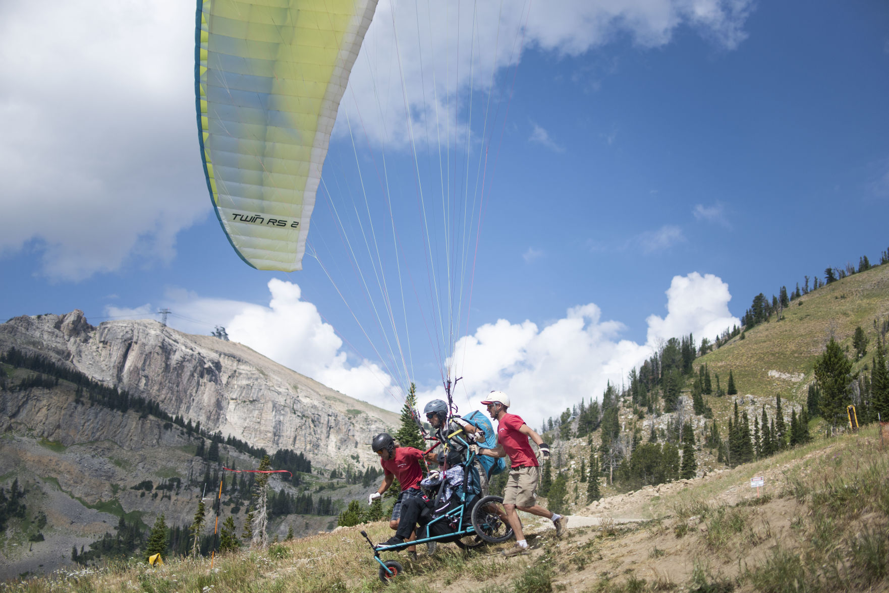 Fred Miles goes paragliding